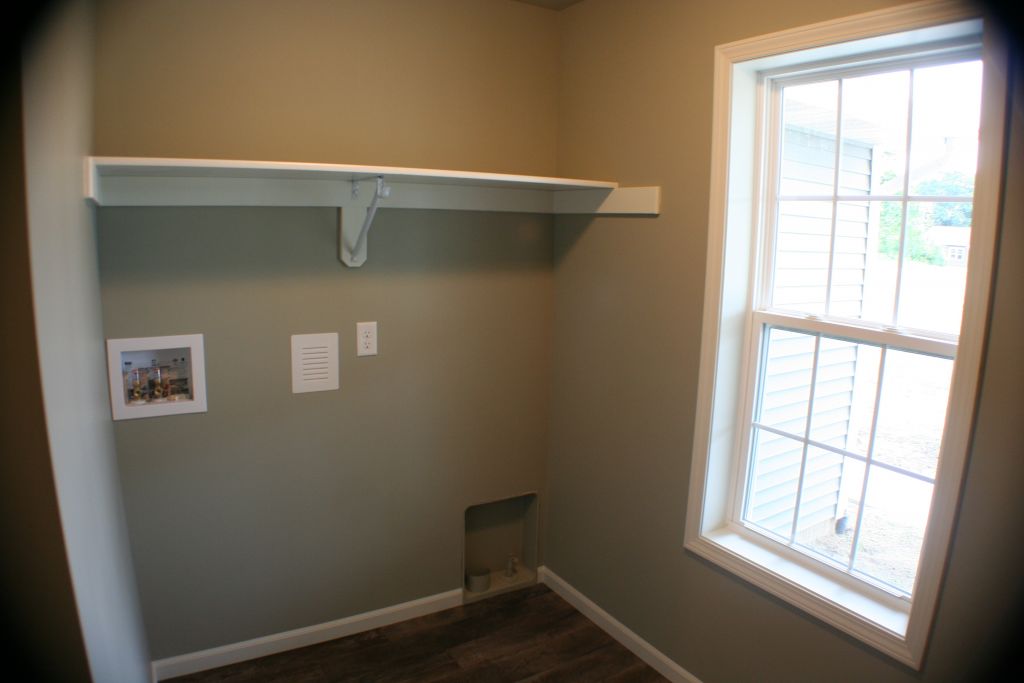 LAUNDRY ROOM WITH A WINDOW!!!!